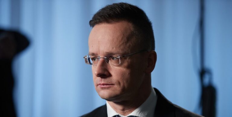 zvonit-posle-zakrytyh-zasedanij-soveta-es-sijjarto-priznal-chto-reguljarno-kontaktiruet-s-lavrovym-347cb86