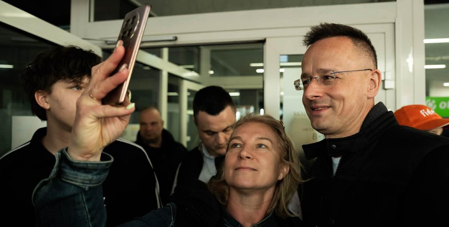 propavshij-sijjarto-nashelsja-unichtozhaet-dokumenty-foto-bfc4c7a