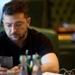 zvonit-do-20-raz-esli-on-ne-otvechaet-zelenskij-rasskazal-kak-chasto-obshhaetsja-s-mamoj-d0cbcc4