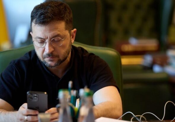 zvonit-do-20-raz-esli-on-ne-otvechaet-zelenskij-rasskazal-kak-chasto-obshhaetsja-s-mamoj-d0cbcc4