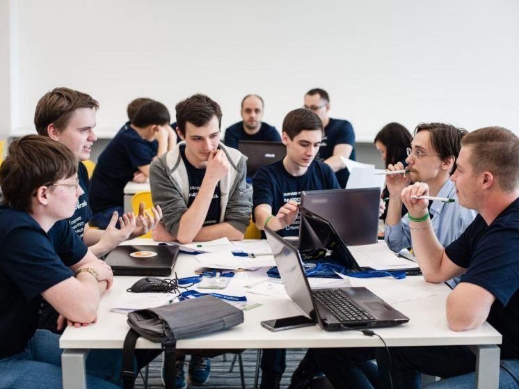 Получить знания в мире ИТ-технологий могут как школьники, так и взрослые