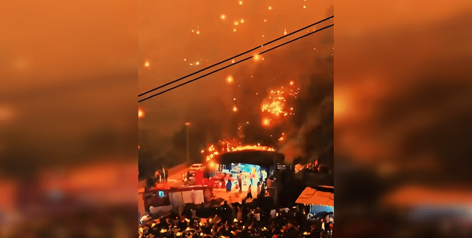 Дроны в Китае засыпали людей огненными искрами Дроны в Китае засыпали людей огнем