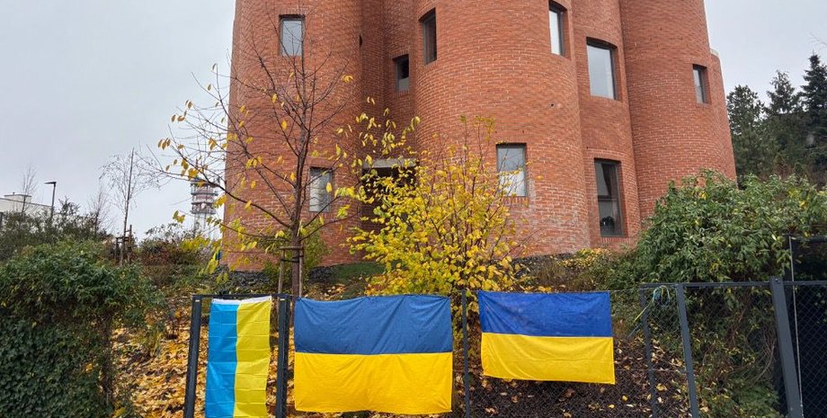 Украинские флаги возле дома Томио Окамуры