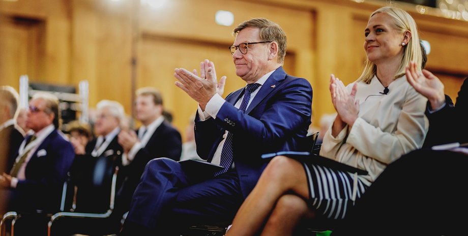 Элина Валтонен и Йоханн Вадефюль Министр иностранных дел Германии Йоханн Вадефюль и министр иностранных дел Финляндии Элина Валтонен