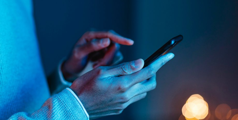 человек со смартфоном