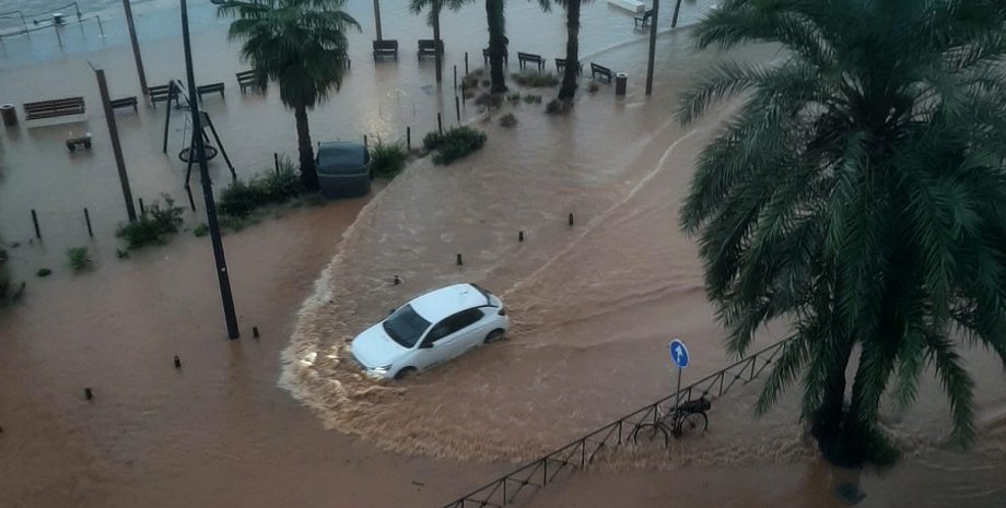 ибица страдает от шторма и потопов