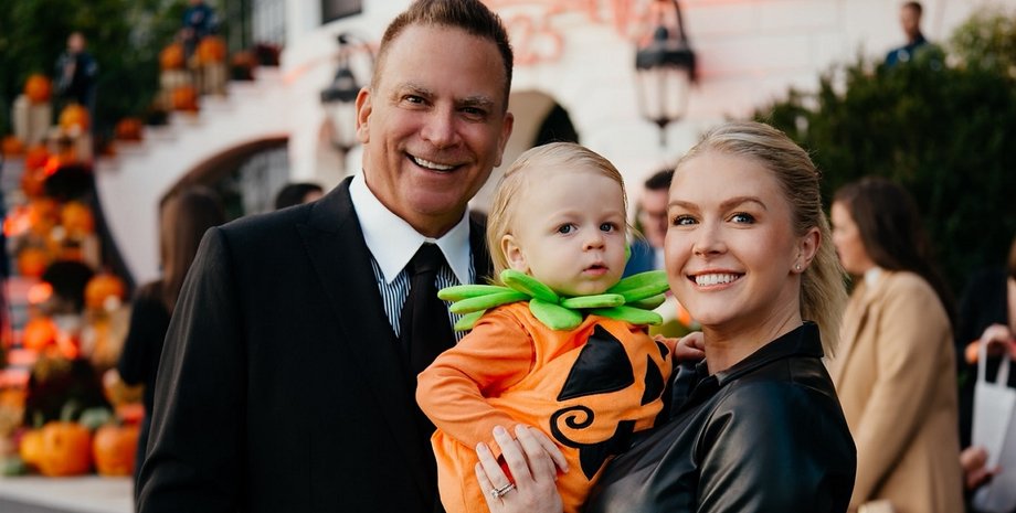 Кэролайн Ливитт с семьей