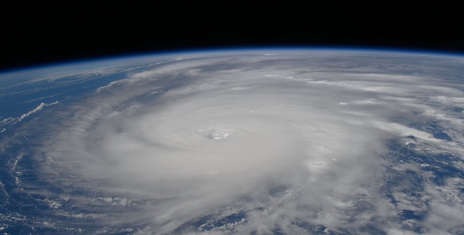 Вид на тайфун Рагаса со станции МКС