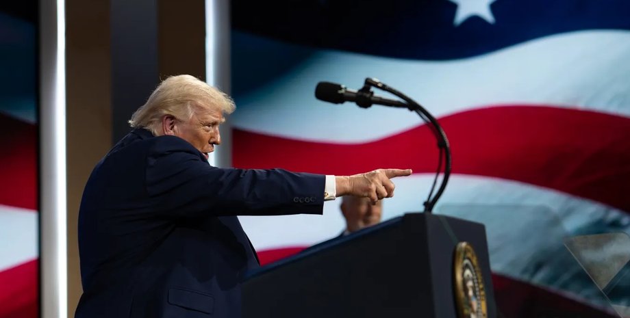 Дональд Трамп на трибуне