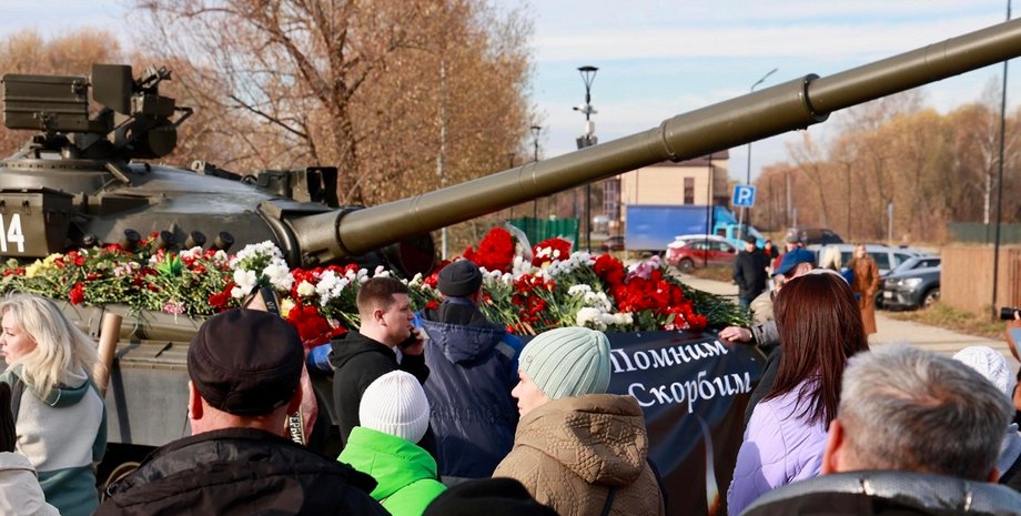 танк в копейске цветы в Копейске несут к танку