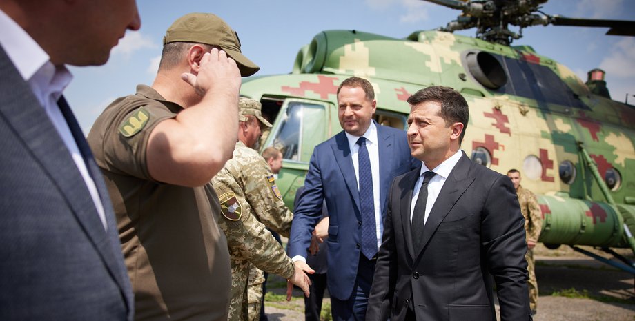 Владимир Зеленский и Андрей Ермак на фоне вертолета